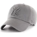 shapka-izvita-siv-reguliruema-na-new-york-yankees-mlb-ot-47-brand