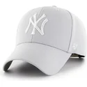 shapka-izvita-siv-snapbek-plata-na-new-york-yankees-mlb-ot-47-brand