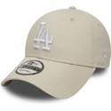 verstellbare-9forty-essential-kappe-mit-gebogenem-schirm-in-gebrochenem-weiss-von-los-angeles-dodgers-mlb-von-new-era