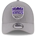shapka-izvita-siv-reguliruem-9forty-the-league-na-sacramento-kings-nba-ot-new-era