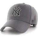 graue-verstellbare-kappe-mit-gebogenem-schirm-und-schwarzem-new-york-yankees-logo-mlb-mvp-von-47-brand
