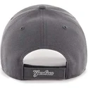 graue-verstellbare-kappe-mit-gebogenem-schirm-und-schwarzem-new-york-yankees-logo-mlb-mvp-von-47-brand
