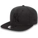 shapka-ploska-cherna-snapbek-9fifty-seasonal-heather-na-new-york-yankees-mlb-ot-new-era