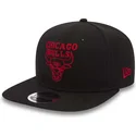 shapka-ploska-cherna-snapbek-9fifty-chain-stitch-na-chicago-bulls-nba-ot-new-era
