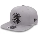 shapka-ploska-siv-snapbek-9fifty-chain-stitch-na-toronto-raptors-nba-ot-new-era