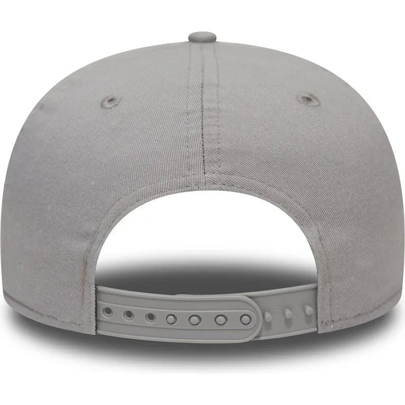 shapka-ploska-siv-snapbek-9fifty-chain-stitch-na-toronto-raptors-nba-ot-new-era