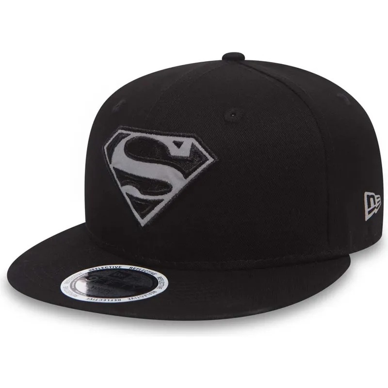 shapka-ploska-cherna-snapbek-za-deca-9fifty-reflect-na-superman-warner-bros-ot-new-era