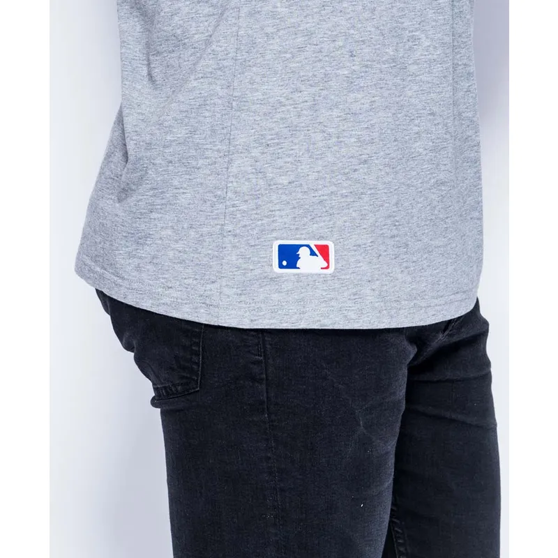 teniska-ks-rkav-siv-badge-na-new-york-yankees-mlb-ot-new-era
