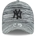 shapka-izvita-siv-snapbek-ajustable-9forty-engineered-fit-na-new-york-yankees-mlb-ot-new-era