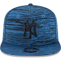 gorra-plana-azul-snapback-con-logo-negro-9fifty-engineered-fit-de-new-york-yankees-mlb-de-new-era