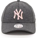 shapka-izvita-siv-reguliruem-rosa-9forty-tech-jersey-na-new-york-yankees-mlb-ot-new-era