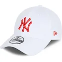 weisse-verstellbare-kappe-mit-gebogenem-schirm-und-rotem-logo-9forty-league-essential-der-new-york-yankees-mlb-von-new-era