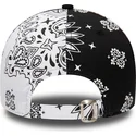 verstellbare-schwarze-und-weisse-kappe-mit-gebogenem-schirm-und-schwarzem-logo-9forty-paisley-print-der-new-york-yankees-mlb-von
