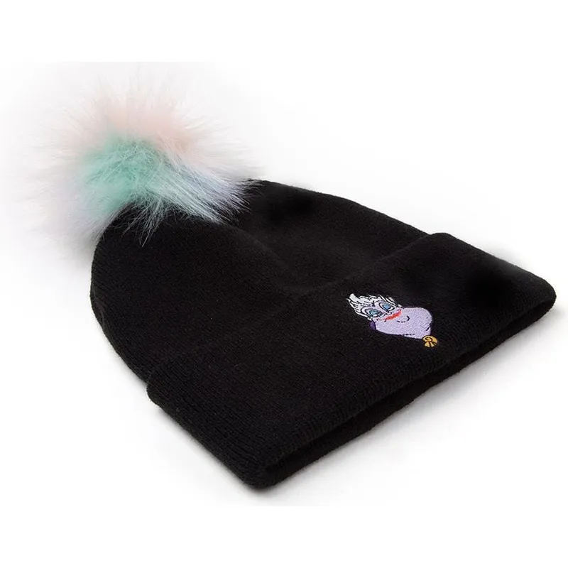 shapka-pompon-cherna-la-sirenita-ot-difuzed