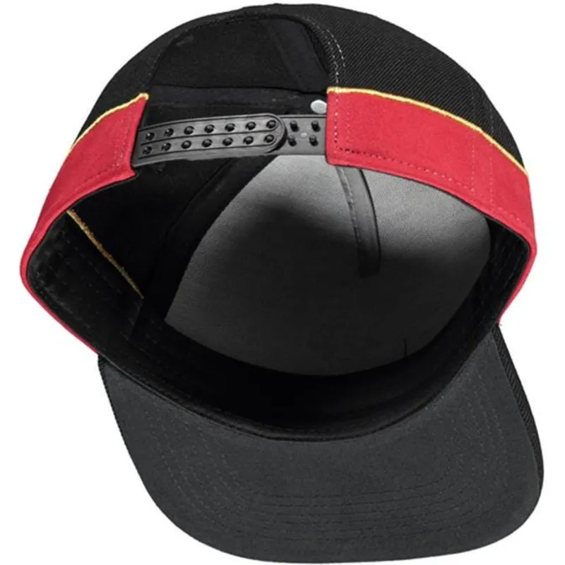 schwarze-und-rote-snapback-flatcap-chandra-magic-the-gathering-von-difuzed