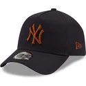 shapka-izvita-tmnosin-snapbek-9forty-e-frame-na-new-york-yankees-mlb-ot-new-era