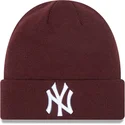 shapka-tmnocherven-cuff-beanie-league-essential-na-new-york-yankees-mlb-ot-new-era