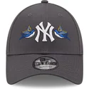 verstellbare-graue-9forty-kappe-mit-gebogenem-schirm-rose-swallow-bird-von-new-york-yankees-mlb-von-new-era