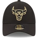 shapka-izvita-cherna-snapbek-9forty-black-and-gold-na-chicago-bulls-nba-ot-new-era