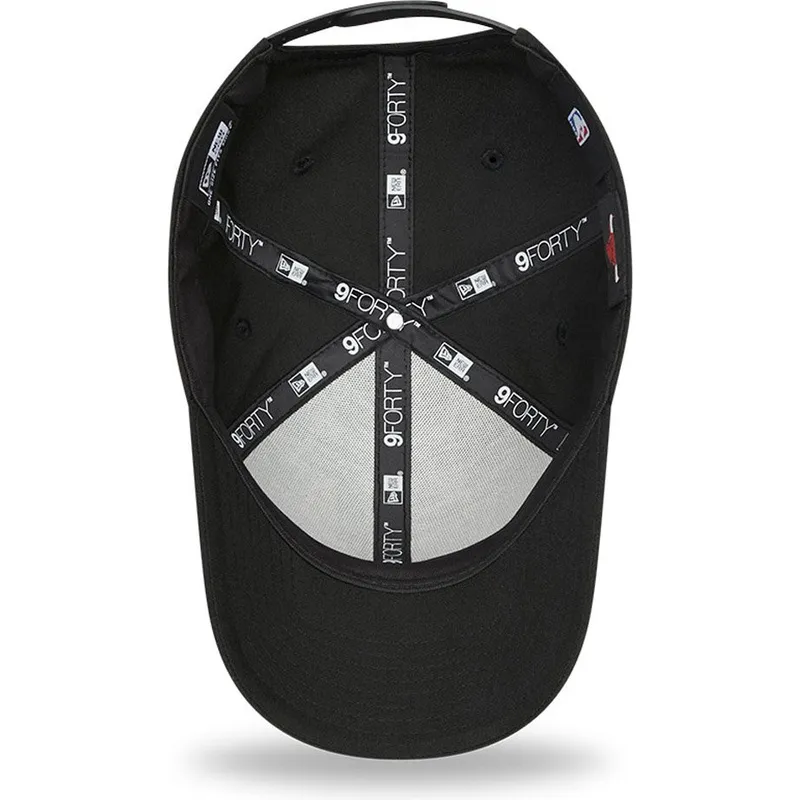 shapka-izvita-cherna-snapbek-9forty-black-and-gold-na-chicago-bulls-nba-ot-new-era shapka-izvita-cherna-snapbek-9forty-black-and-gold-na-chicago-bulls-nba-ot-new-era