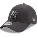 shapka-izvita-siv-reguliruem-9forty-camo-infill-na-new-york-yankees-mlb-ot-new-era