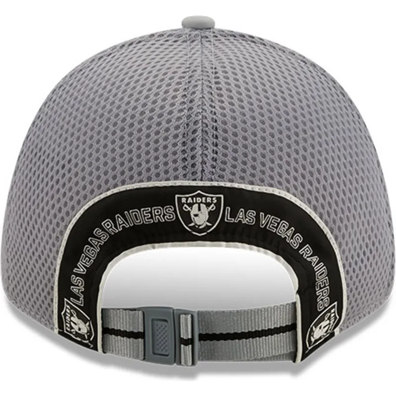 shapka-izvita-traker-siv-reguliruem-9forty-team-arch-na-las-vegas-raiders-nfl-ot-new-era