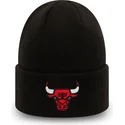 shapka-cherna-essential-cuff-na-chicago-bulls-nba-ot-new-era