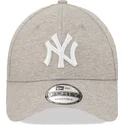 shapka-izvita-siv-reguliruem-9forty-jersey-na-new-york-yankees-mlb-ot-new-era