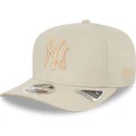 beige-gebogener-snapback-9fifty-stretch-snap-league-essential-kappe-der-new-york-yankees-mlb-von-new-era