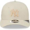 beige-gebogener-snapback-9fifty-stretch-snap-league-essential-kappe-der-new-york-yankees-mlb-von-new-era