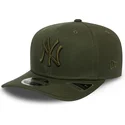 new-era-mlb-new-york-yankees-9fifty-stretch-snap-league-essential-grune-snapback-kappe-mit-gebogenem-schirm-und-grunem-logo