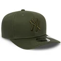 new-era-mlb-new-york-yankees-9fifty-stretch-snap-league-essential-grune-snapback-kappe-mit-gebogenem-schirm-und-grunem-logo