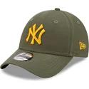 grune-verstellbare-kappe-mit-gebogenem-schirm-und-gelbem-logo-9forty-league-essential-new-york-yankees-mlb-von-new-era