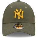 grune-verstellbare-kappe-mit-gebogenem-schirm-und-gelbem-logo-9forty-league-essential-new-york-yankees-mlb-von-new-era