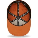 braune-eng-anliegende-kappe-mit-flachem-schirm-und-marineblauem-logo-59fifty-league-essential-der-los-angeles-dodgers-mlb-von-ne