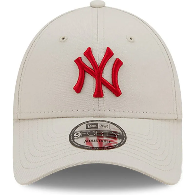 buet-beige-justerbar-kasket-med-rodt-logo-9forty-league-essential-fra-new-york-yankees-mlb-fra-new-era