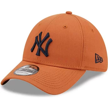 New Era Curved Brim 39THIRTY League Essential New York Yankees MLB Brown Fitted Cap