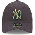 shapka-izvita-siv-reguliruem-9forty-camo-infill-na-new-york-yankees-mlb-ot-new-era