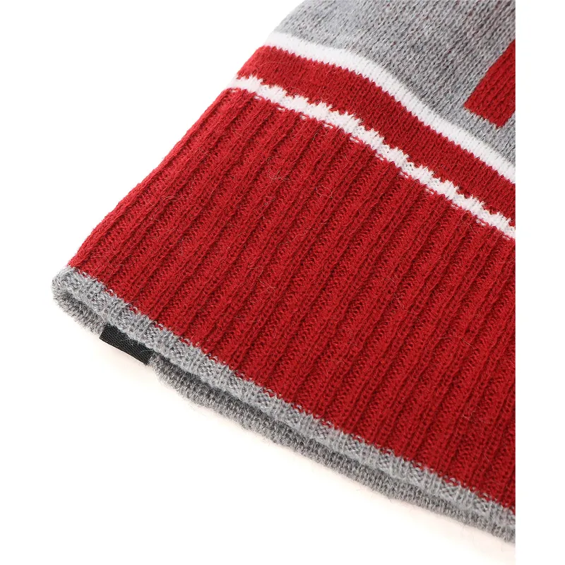 shapka-pompon-chervena-ot-puma
