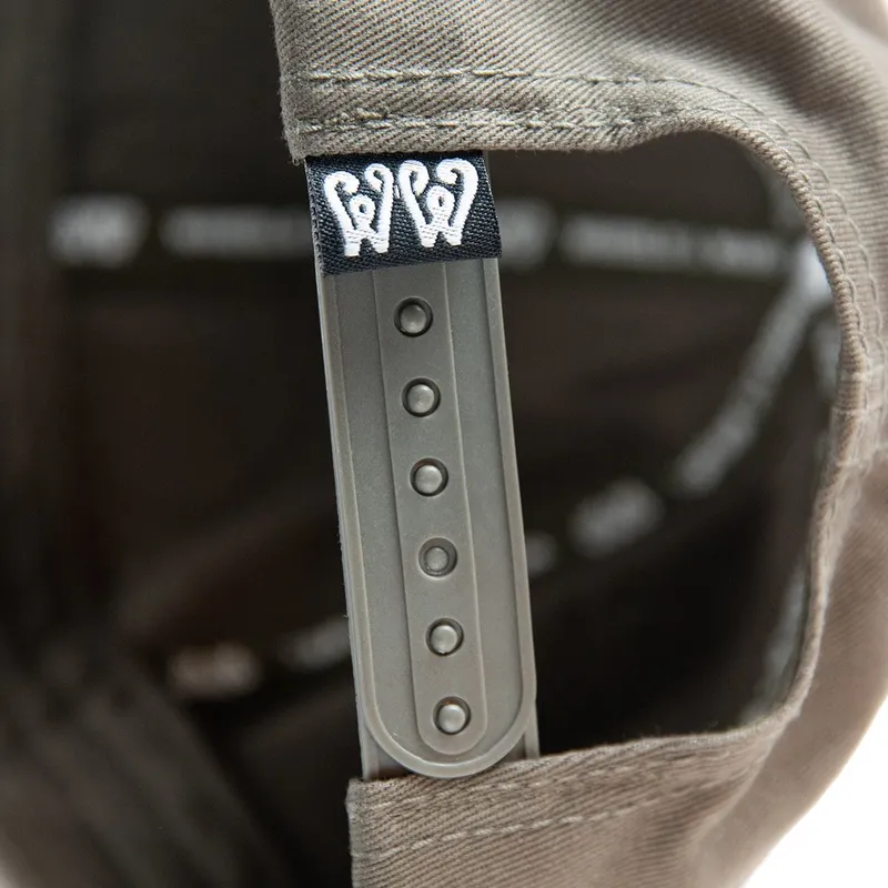 braune-gebogene-snapback-kappe-commando-ww14-von-wheels-and-waves