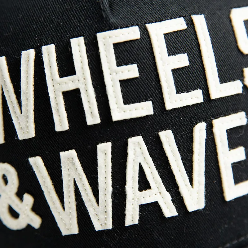 shapka-izvita-cherna-snapbek-classic-ww22-ot-wheels-and-waves