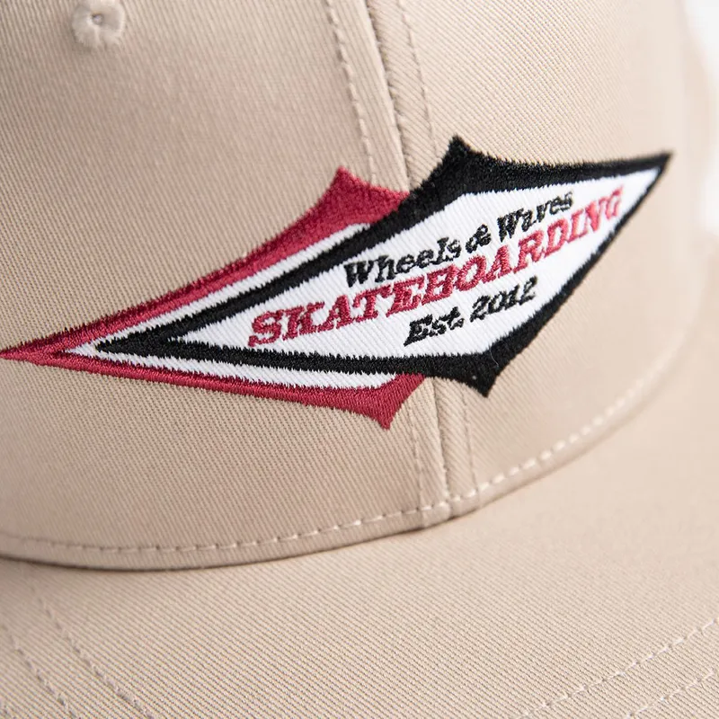shapka-ploska-bezhov-snapbek-skateboarding-ww24-ot-wheels-and-waves