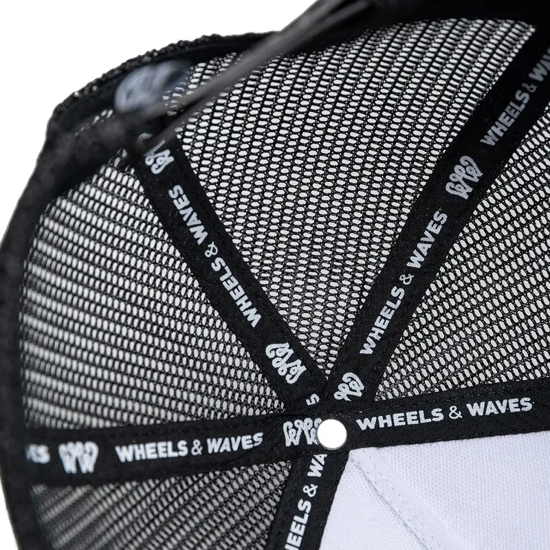 shapka-izvita-traker-cherna-snapbek-nuts-bw-ww26-ot-wheels-and-waves shapka-izvita-traker-cherna-snapbek-nuts-bw-ww26-ot-wheels-and-waves