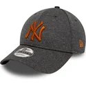 grau-gebogener-verstellbarer-kappe-mit-orangefarbenem-logo-9forty-shadow-tech-der-new-york-yankees-mlb-von-new-era