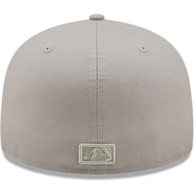 shapka-ploska-siv-prilepnala-59fifty-parche-lateral-world-series-na-new-york-yankees-mlb-ot-new-era