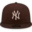 shapka-ploska-kafyav-snapbek-9fifty-league-essential-na-new-york-yankees-mlb-ot-new-era