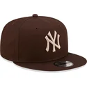shapka-ploska-kafyav-snapbek-9fifty-league-essential-na-new-york-yankees-mlb-ot-new-era