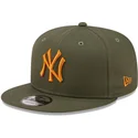 grune-snapback-kappe-mit-flachem-schirm-und-orangem-logo-9fifty-league-essential-der-new-york-yankees-mlb-von-new-era