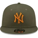 grune-snapback-kappe-mit-flachem-schirm-und-orangem-logo-9fifty-league-essential-der-new-york-yankees-mlb-von-new-era