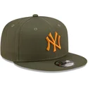 grune-snapback-kappe-mit-flachem-schirm-und-orangem-logo-9fifty-league-essential-der-new-york-yankees-mlb-von-new-era